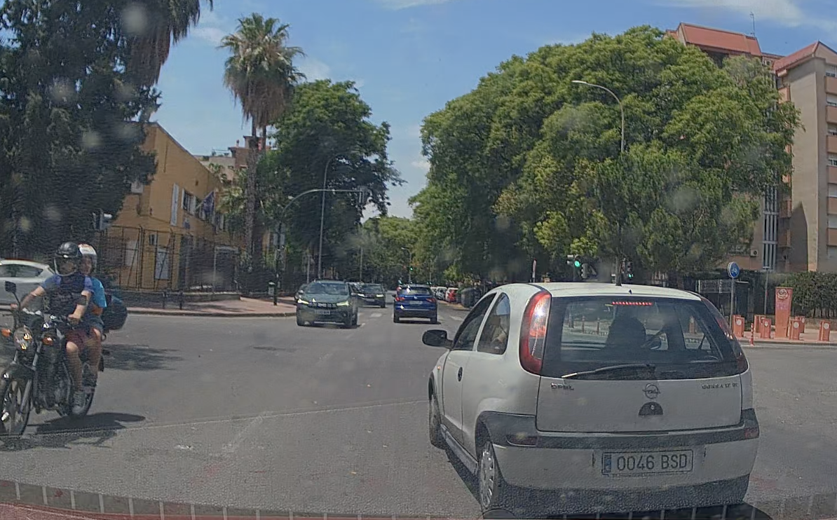Sin intermitente y a lo loco cambio de carril por que si... inútil al volante en Murcia infante